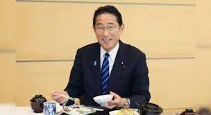 CEGAH KEKHAWATIRAN HASIL LAUT TERCEMAR RADIASI, PM FUMIO KISHIDA MAKAN SUSHI DARI LAUT FUKUSHIMA